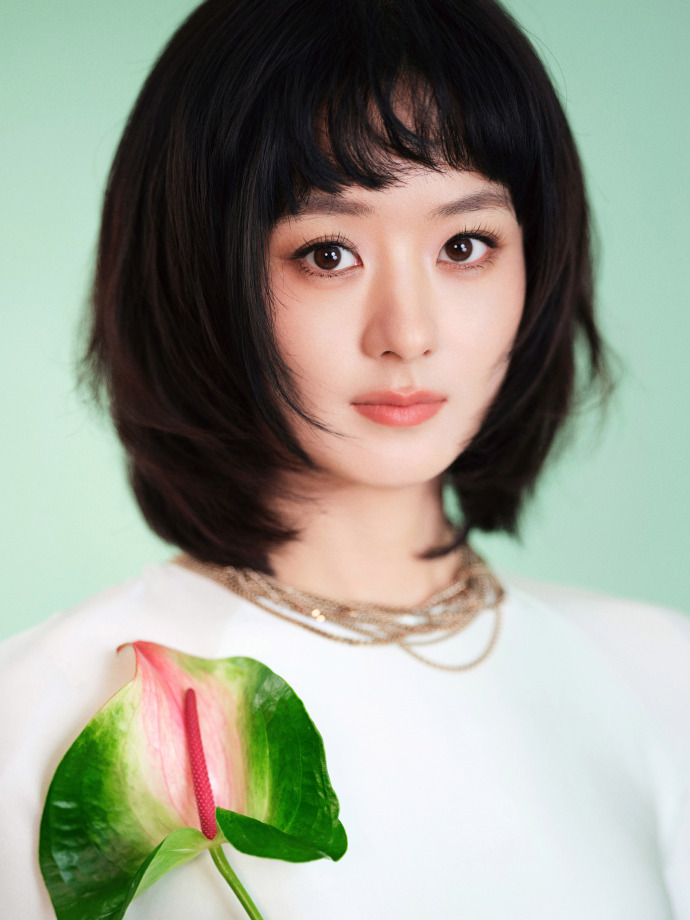 赵丽颖身穿白色长裙短发造型清新靓丽