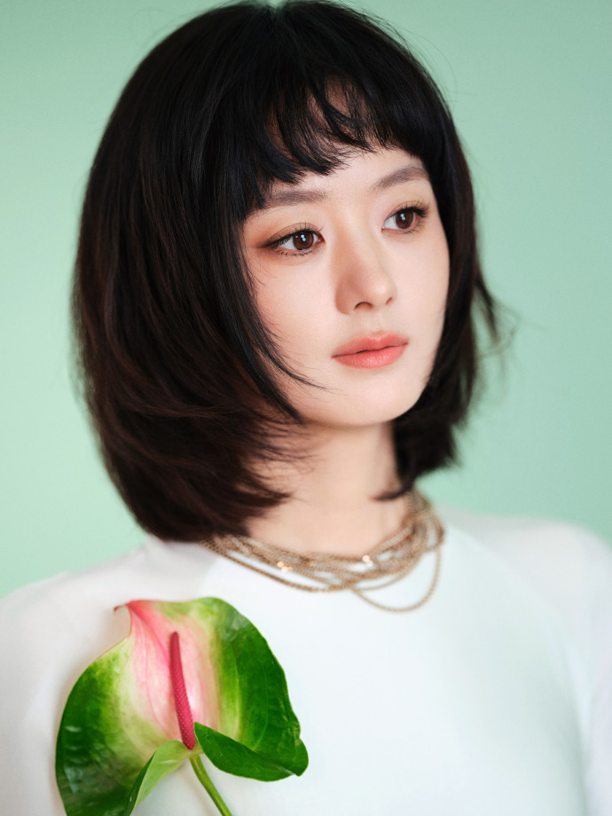 赵丽颖身穿白色长裙短发造型清新靓丽