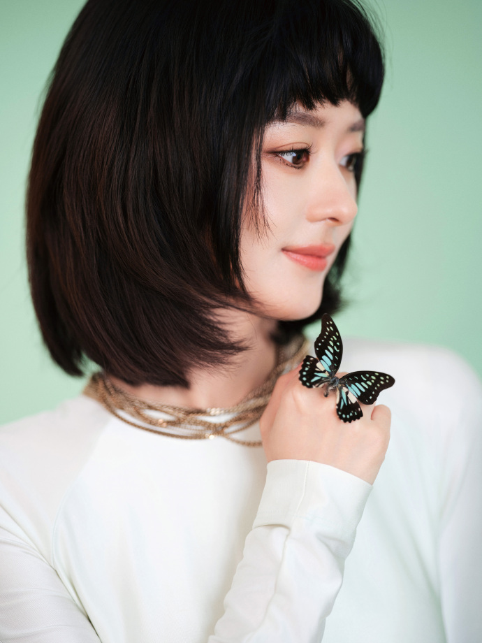 赵丽颖身穿白色长裙短发造型清新靓丽