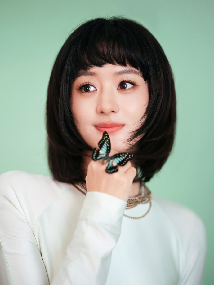 赵丽颖身穿白色长裙短发造型清新靓丽